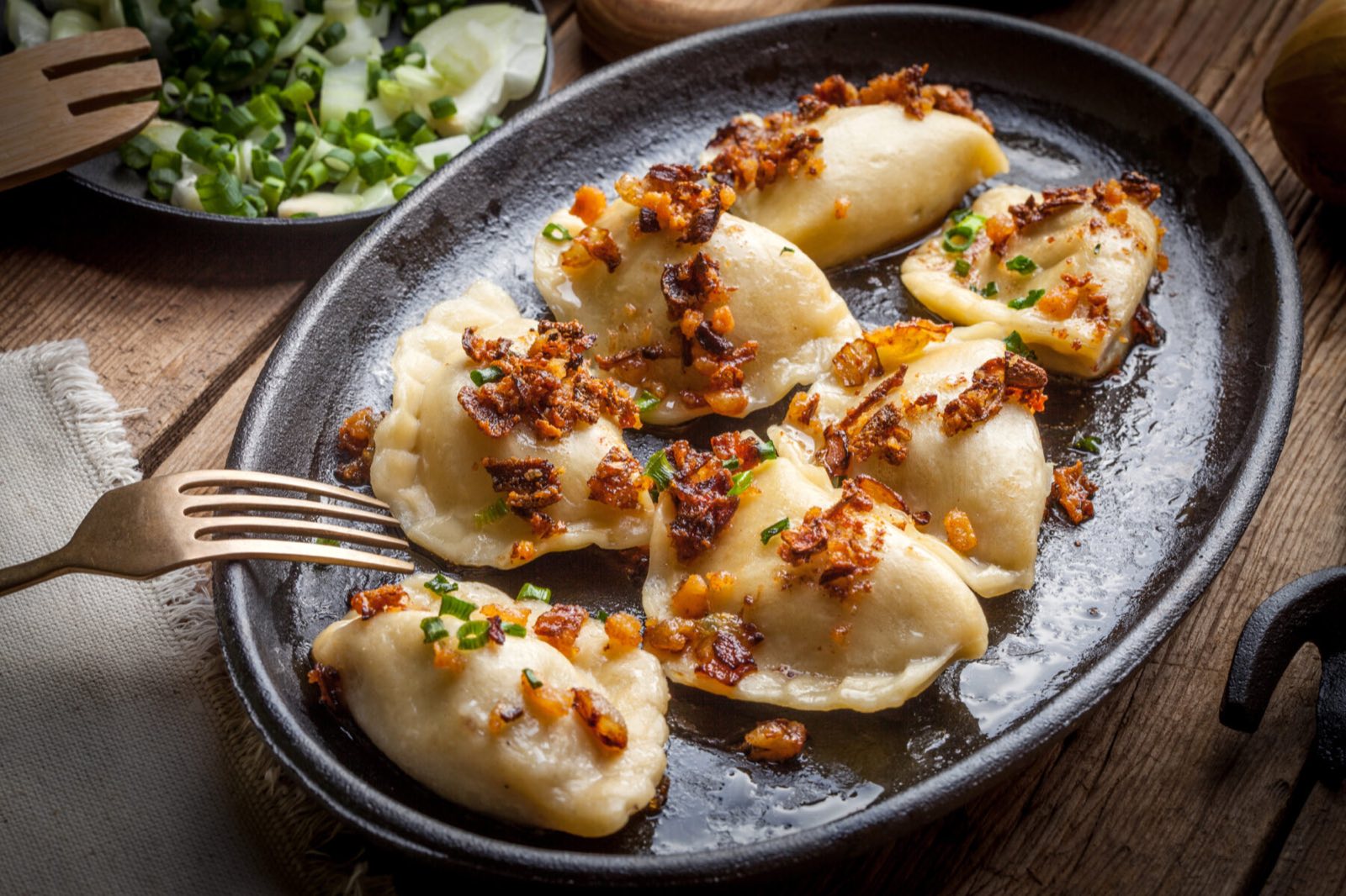 Pierogi z mięsem podane z cebulką i skwarkami